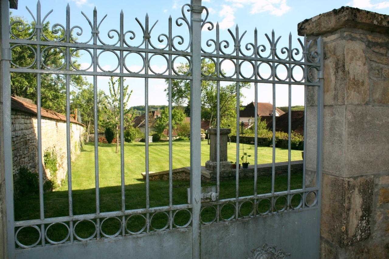 Le Vieux Presbytere Confracourt エクステリア 写真